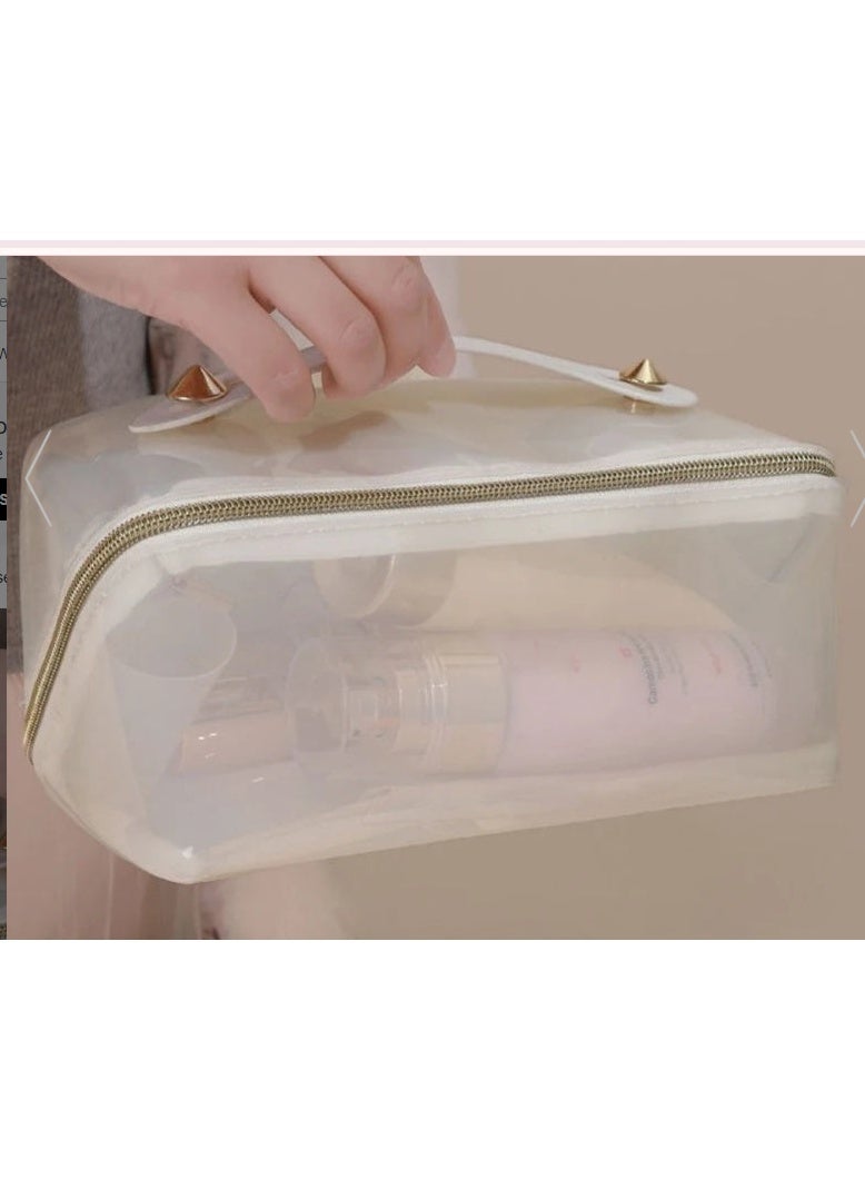 تظهر الصورة حقيبة مكياج ومنظم مستحضرات تجميل بتصميم عصري وعملي لون ابيض شفاف - Image 2